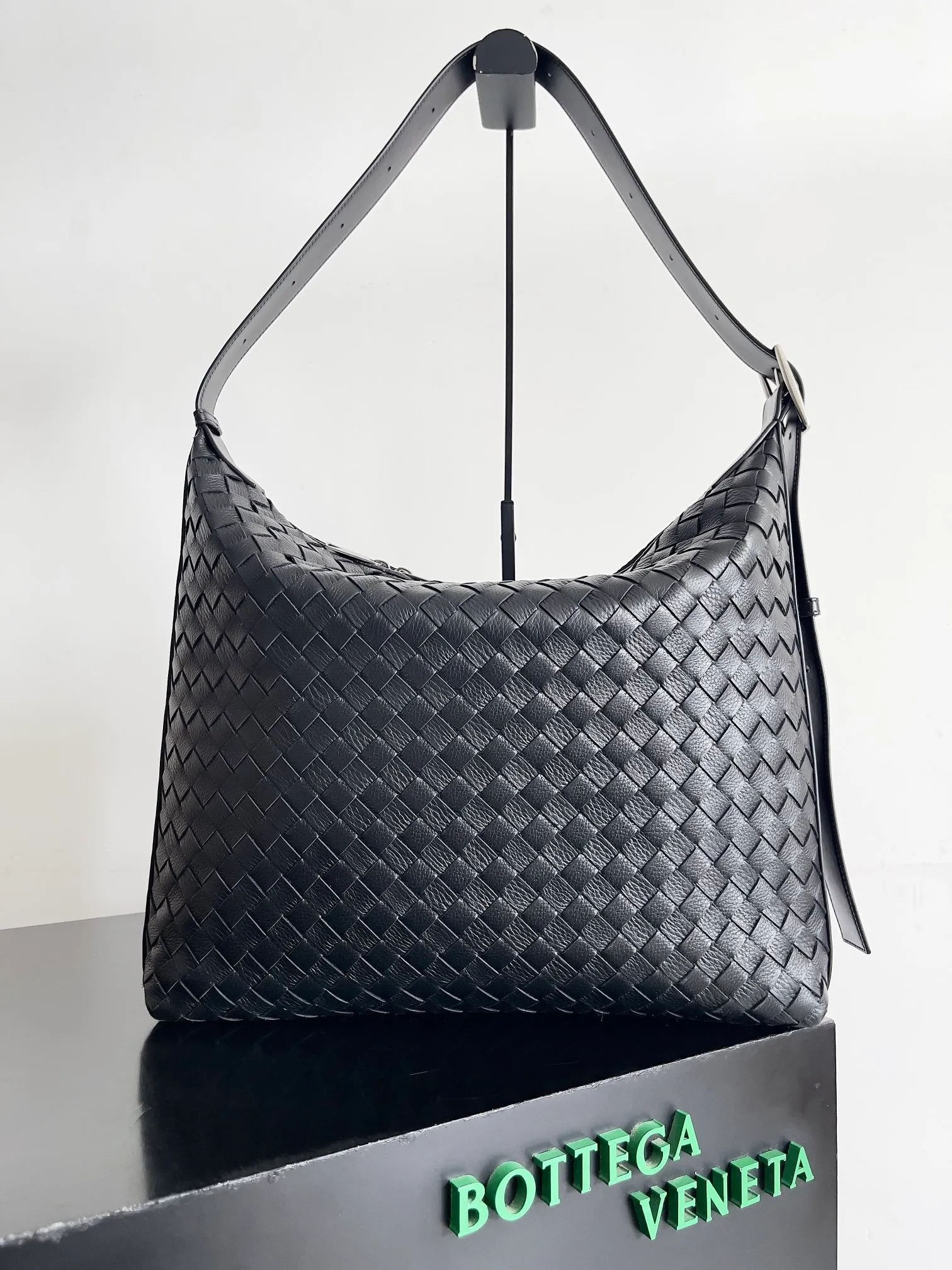 Batch 2800 BOTTEGA VENETA's new Traveler deerskin series is here! The travel season is coming soon, and I believe you must need a large-capacity and simple bag. This new Traveler is very in line with the current travel craze. The whole bag is designed with deerskin and is made of the highest quality leather. It feels tougher to the touch. The super large capacity is suitable for short trips. Traveling with friends and family does not require carrying heavy luggage. It is also very convenient for friends who often travel for work. You can carry two changes of clothes and a computer with you. It also comes with an adjustable shoulder strap to free your hands. Style number: 806974 Size: 44*33*9cm